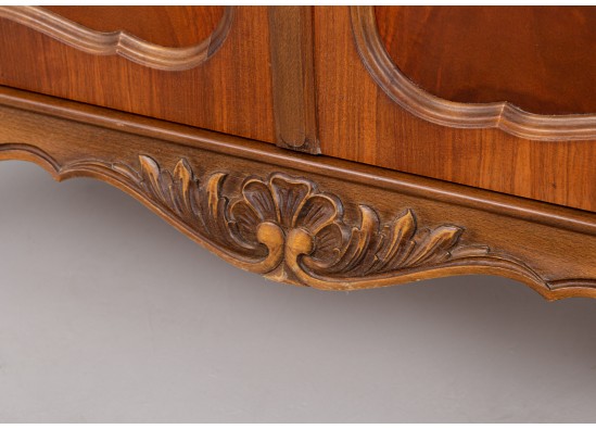 Dish cabinet