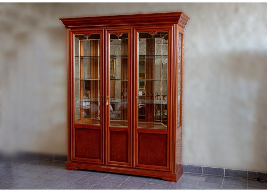 Dish cabinet