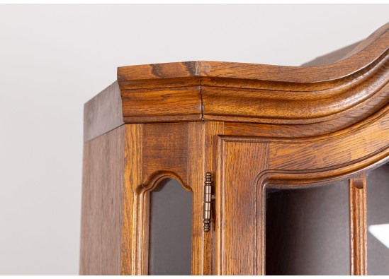Dish cabinet