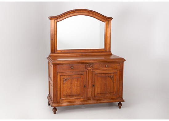 Commode with mirror