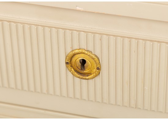 Dish cabinet