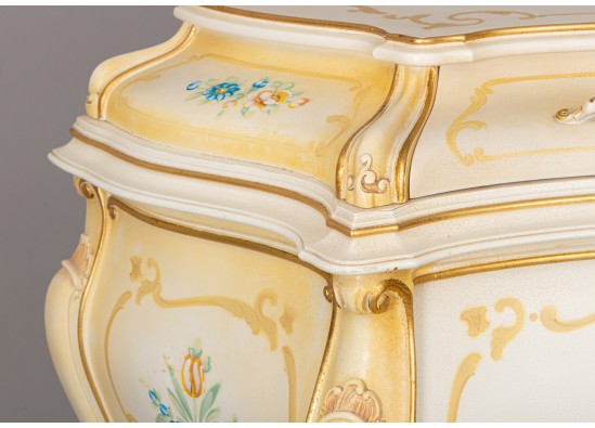 Commode with mirror