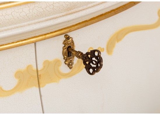 Commode with mirror