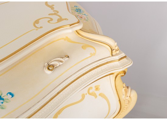 Commode with mirror