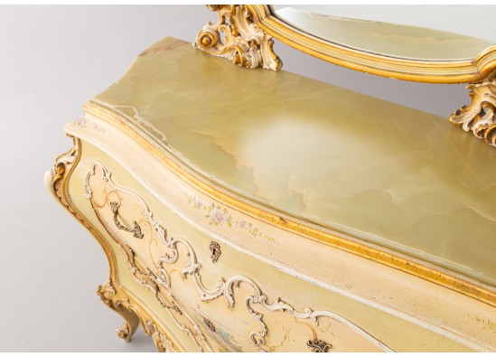 Commode with mirror