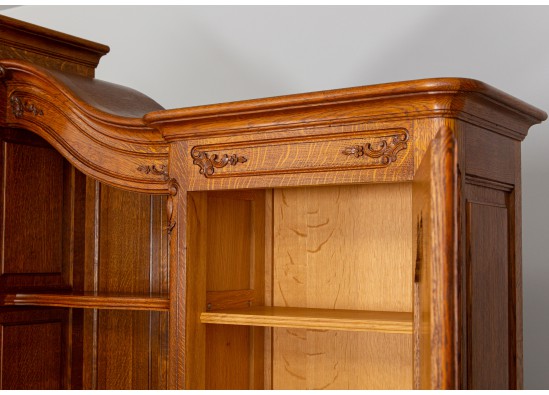 Dish cabinet