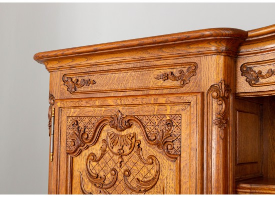 Dish cabinet
