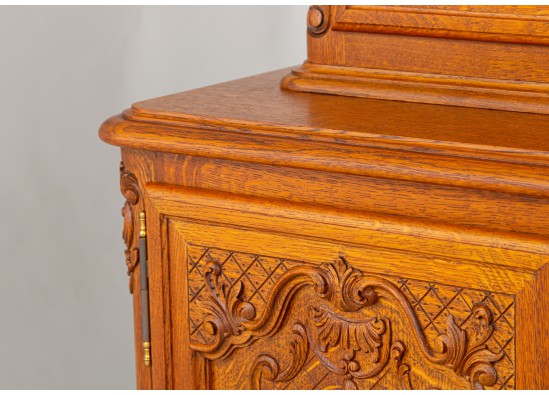 Dish cabinet