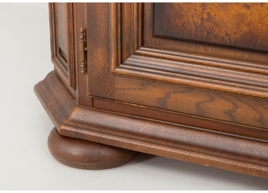 Dish cabinet