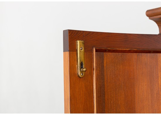 Corner dish cabinet