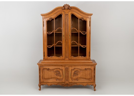 Dish cabinet