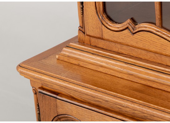 Dish cabinet