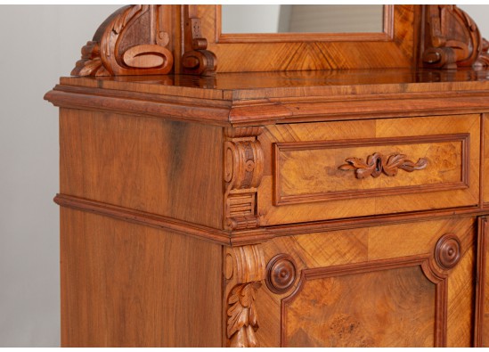 Commode with mirror