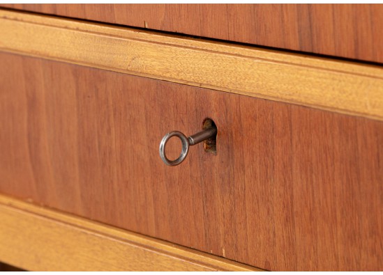 Dish cabinet