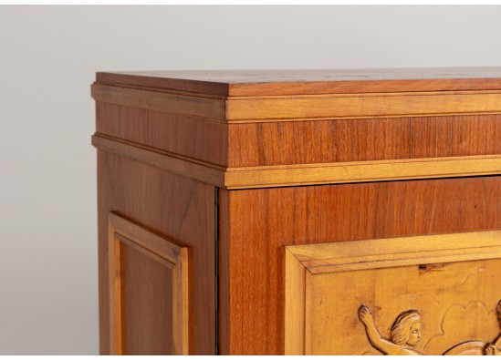Dish cabinet