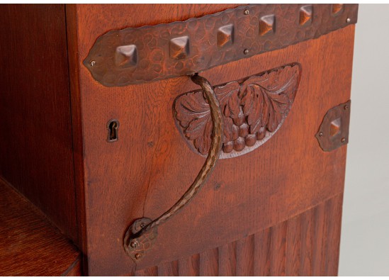 Dish cabinet