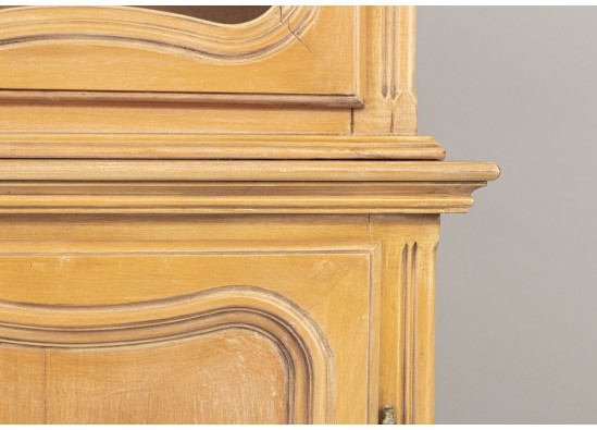 Dish cabinet