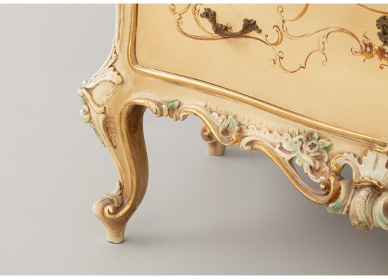 Commode with mirror