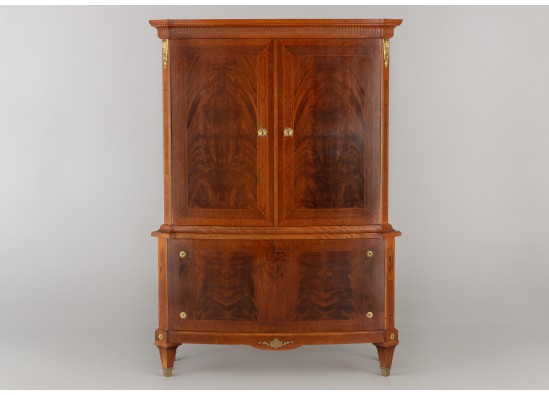 Dish cabinet