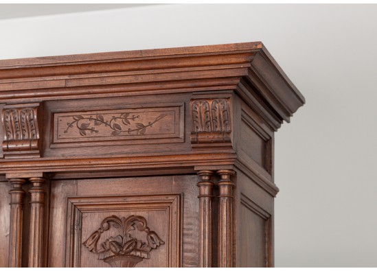Dish cabinet