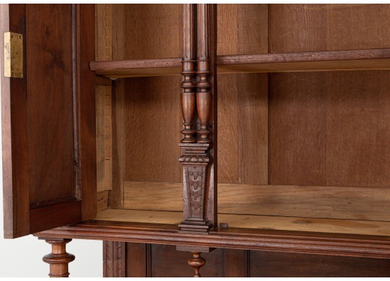Dish cabinet