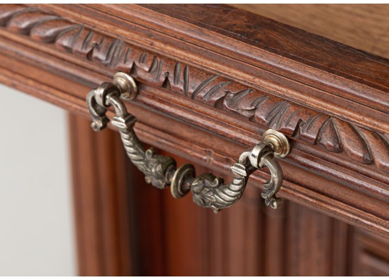 Dish cabinet