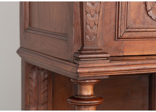 Dish cabinet