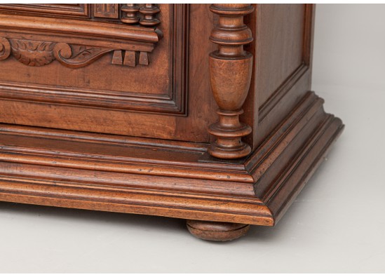 Dish cabinet