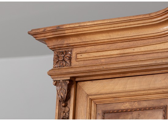Dish cabinet