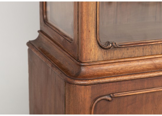 Dish cabinet