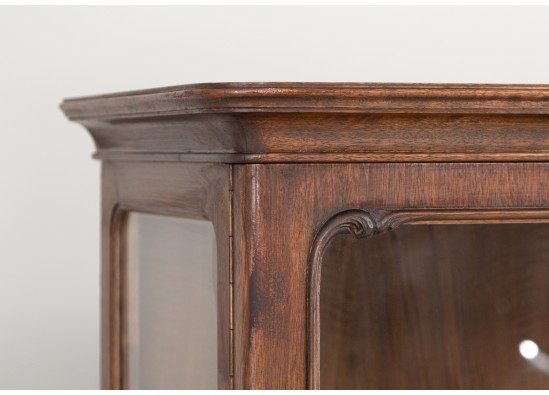 Dish cabinet