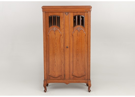 Dish cabinet