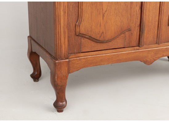 Dish cabinet