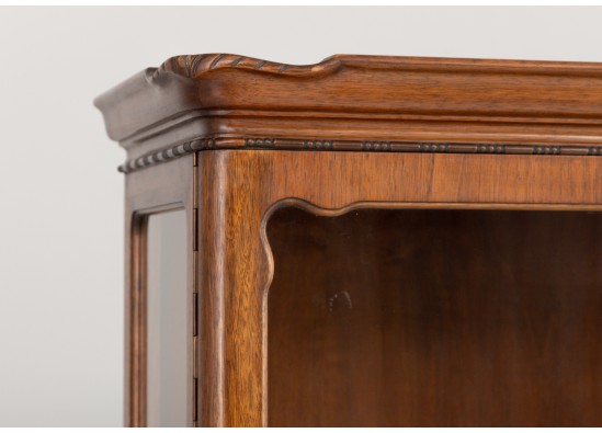 Dish cabinet