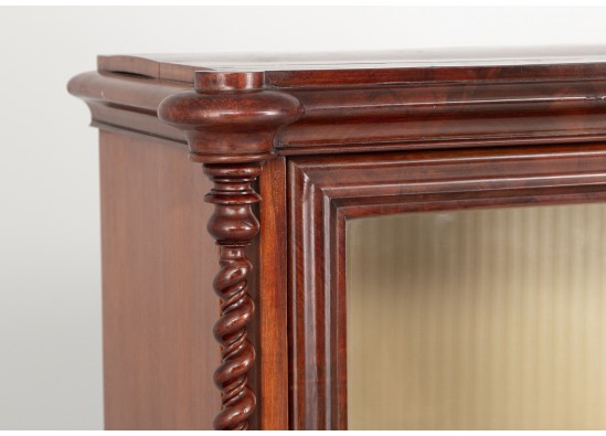 Dish cabinet