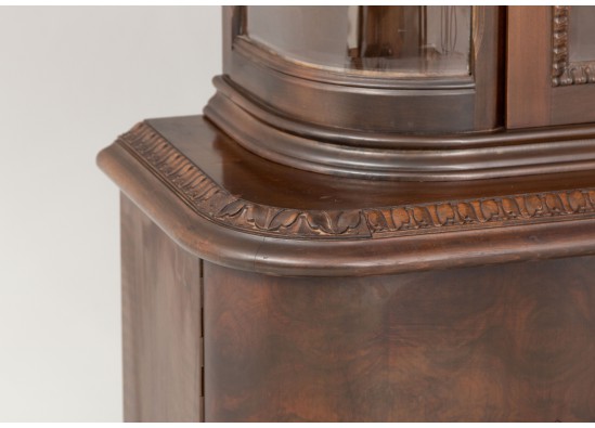Dish cabinet