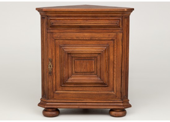 Corner Commode 