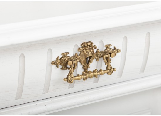 Dish cabinet