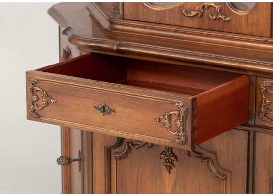 Dish cabinet