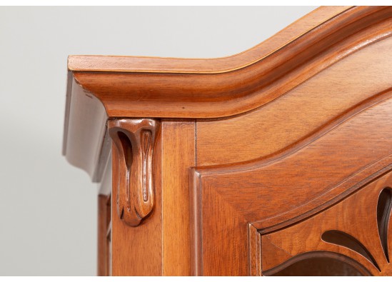 Dish cabinet