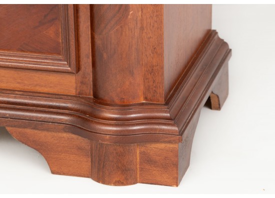 Dish cabinet