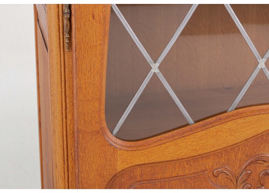 Dish cabinet