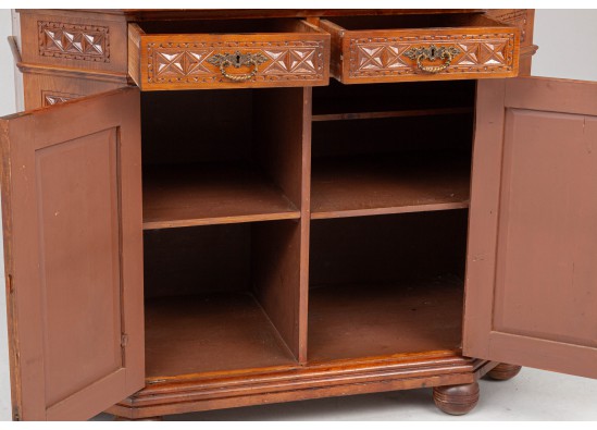 Dish cabinet