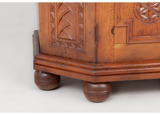 Dish cabinet