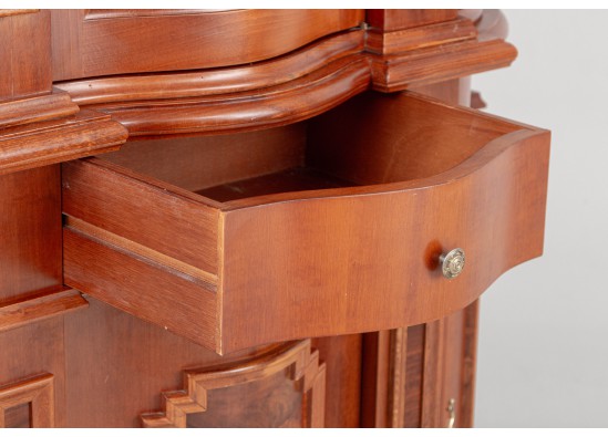 Dish cabinet