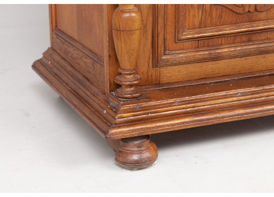 Dish cabinet