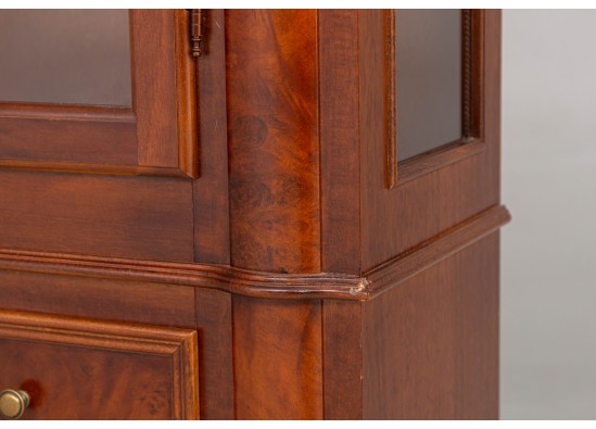 Dish cabinet