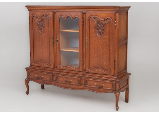 Dish cabinet