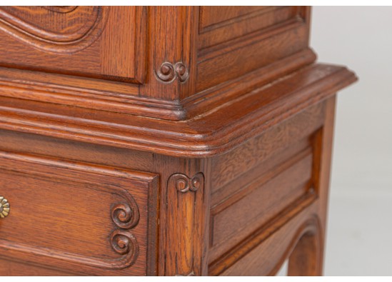 Dish cabinet