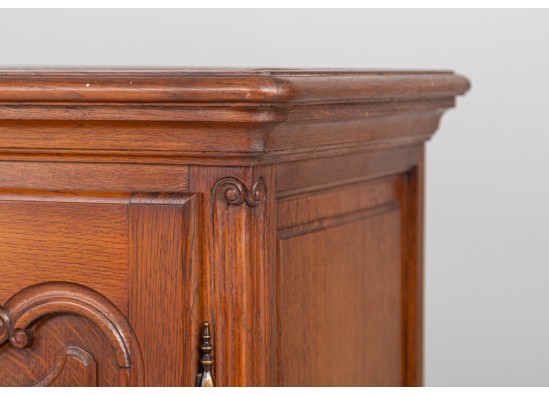 Dish cabinet